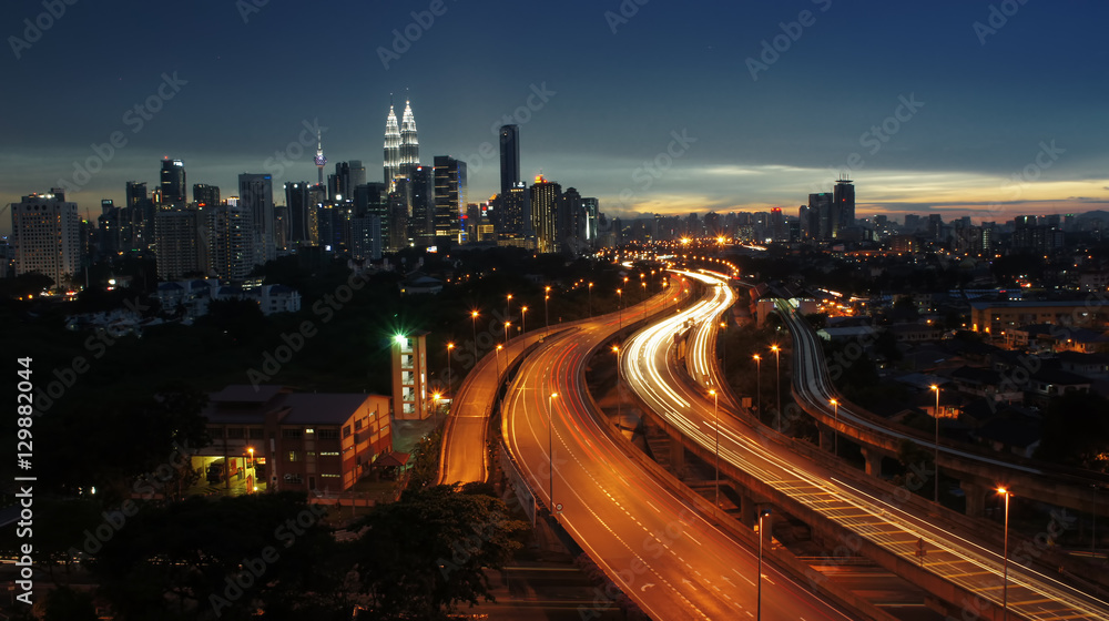 Naklejka premium Light trail scenery at the busy highway in Kuala Lumpur city at night