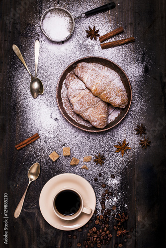 tazzina di caffè nero con croissant