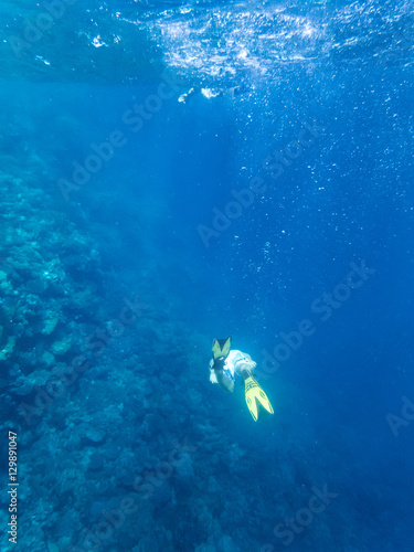 Schnorchler taucht Unterwasser am Riff