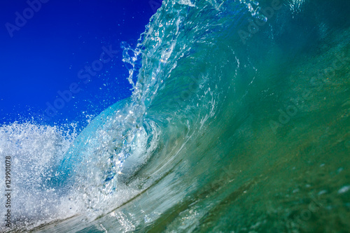 Breaking ocean shorebreak wave