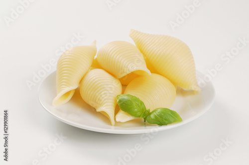 plate of pasta shells