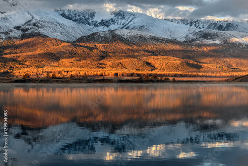 mountains lake snow reflection sunrise © Iri_sha