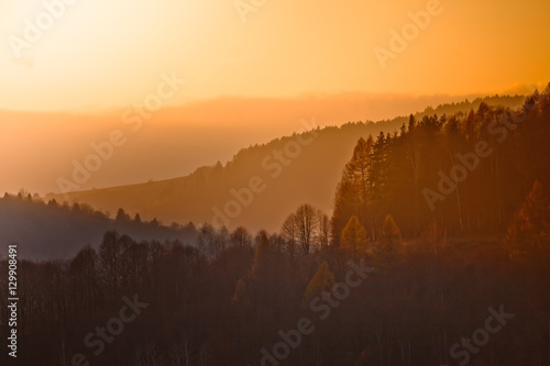 jesienny zachód słońca w górach w Muszynie