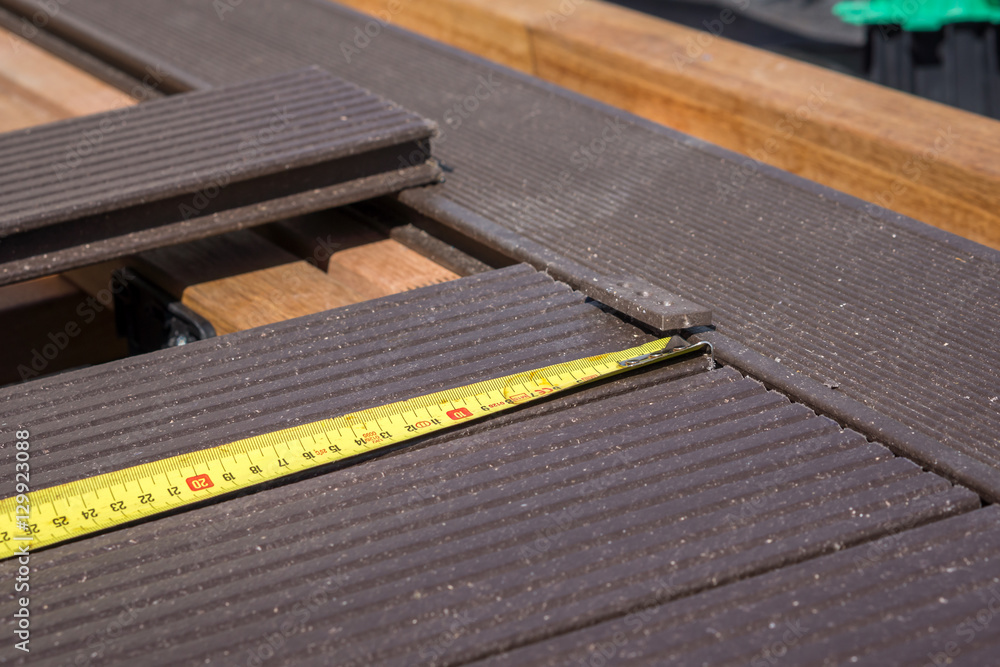 Fototapeta premium fabrication terrasse en bois autour de la piscine