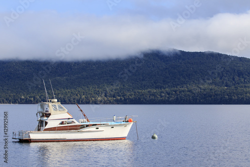 Bild auf Leinwand yachting boat in te anau lake fiord land national park new zeala