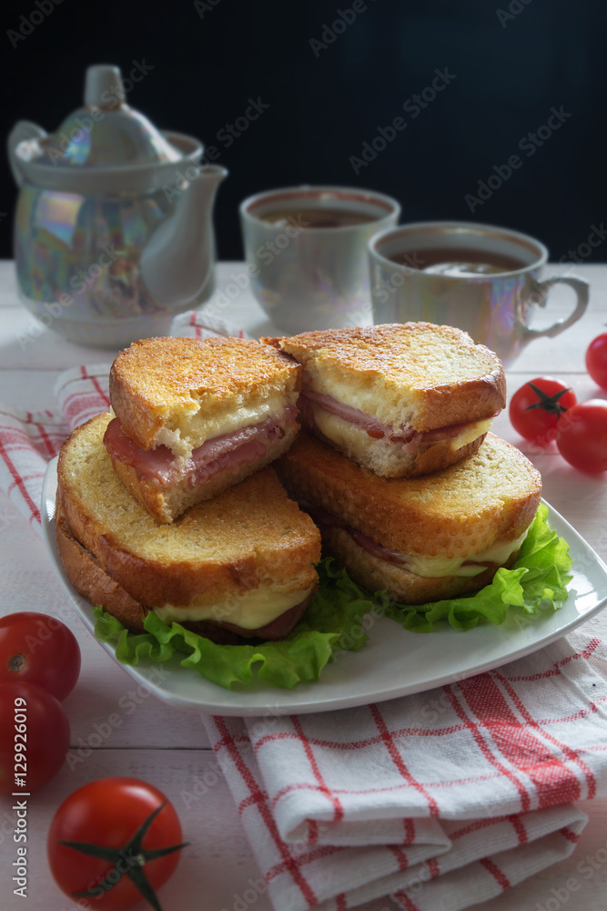 Sandwiches with ham, lettuce and tomatoes Sandwiches with ham, lettuce and tomatoes