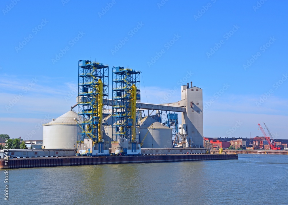 Obraz premium grain silos at the Saint Lawrence harbor in Sorel-Tracy, Quebec Canada 