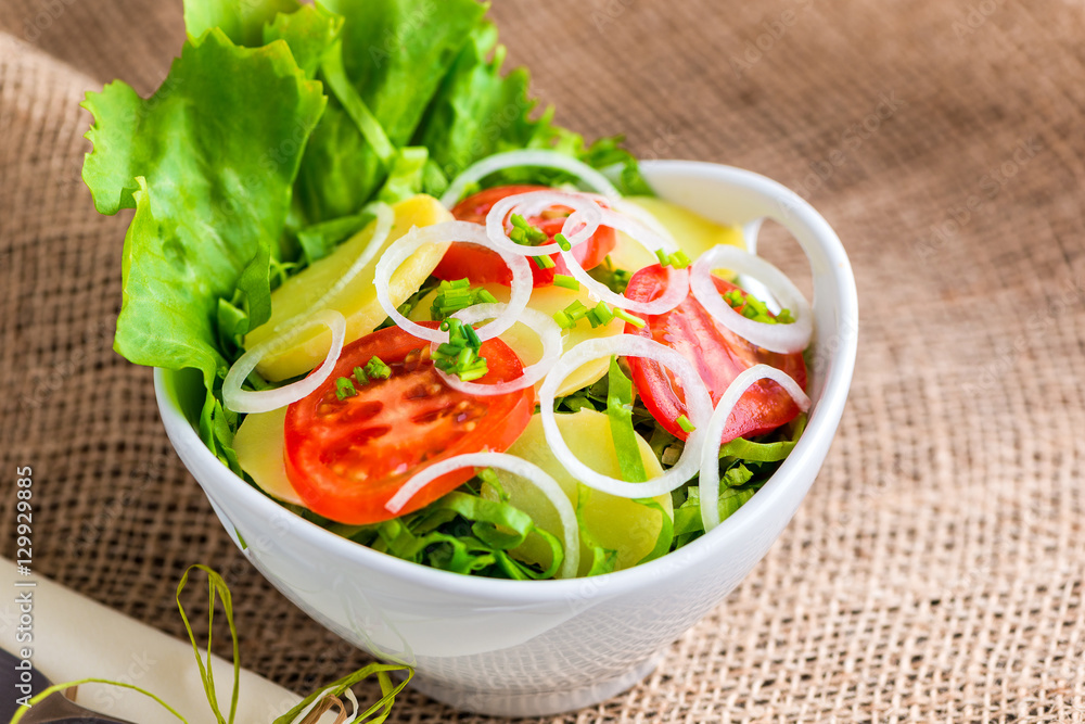 Frischer Endivien Salat mit Tomaten und Kartoffeln Frischer Endivien Salat mit Tomaten und Kartoffeln