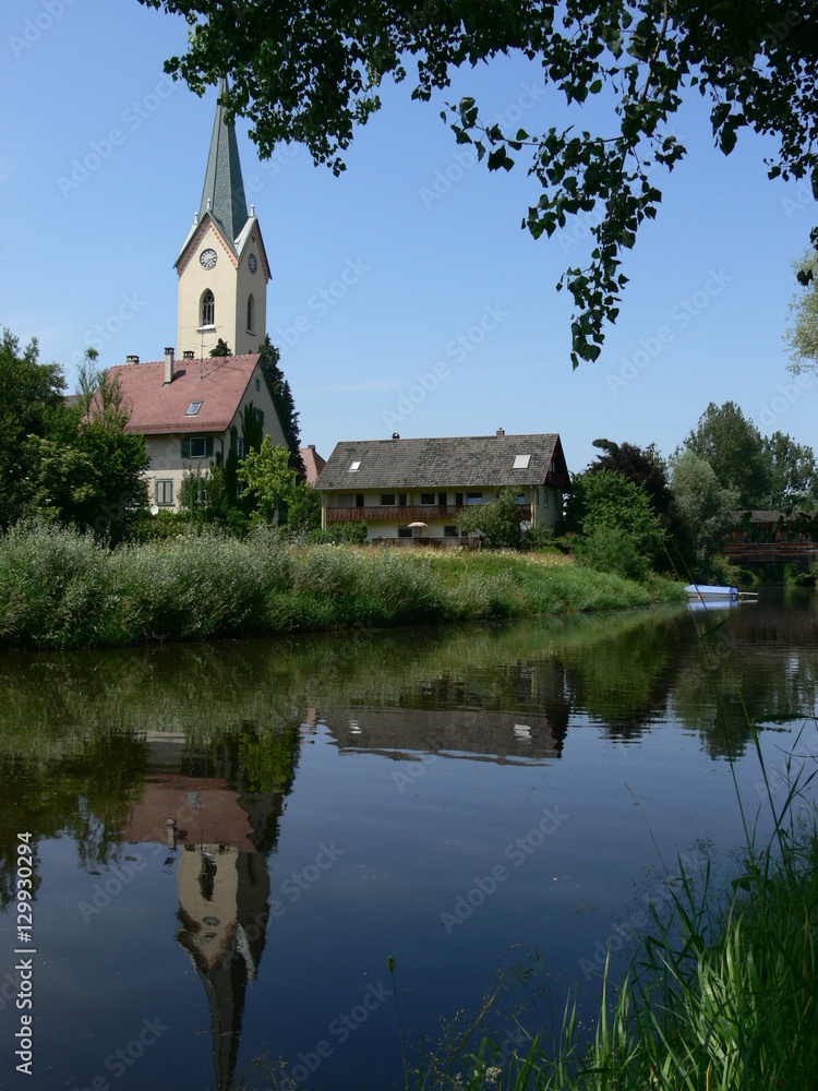 Spiegelung einer Dorfkirche 2