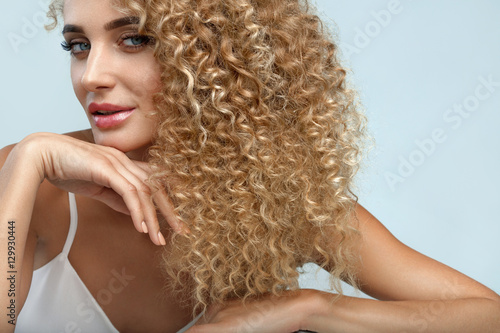 Foto Perfect Hair. Beautiful Woman Model With Long Blonde Curly Hair