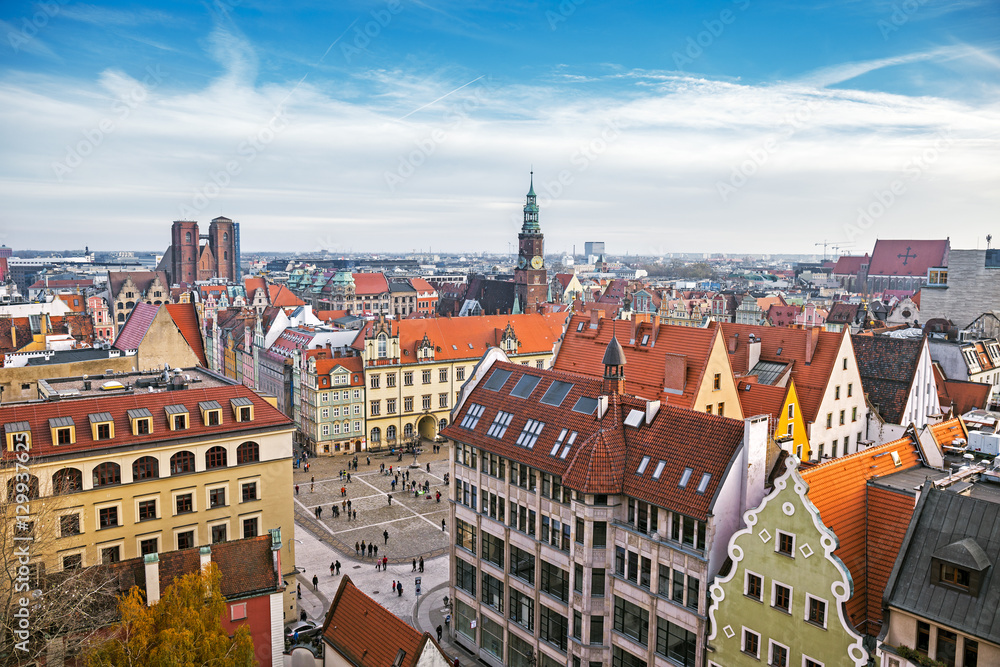 Obraz premium Aerial view of Market Square with Christmas Fair on it and Town Hall in Wroclaw, Poland
