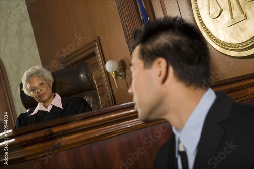 Fotografie Senior judge and witness looking at each other in the courtroom
