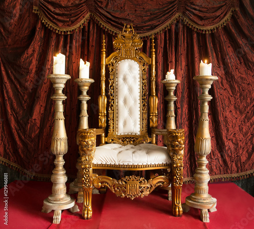 Slika na platnu Royal throne of gold on red curtain background