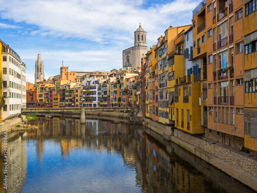 Farbige Häuser am Fluss Onyar in Girona, Katalonien, Spanien