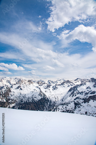 Schneebedeckte Alpengipfel im Frühling © Countrypixel