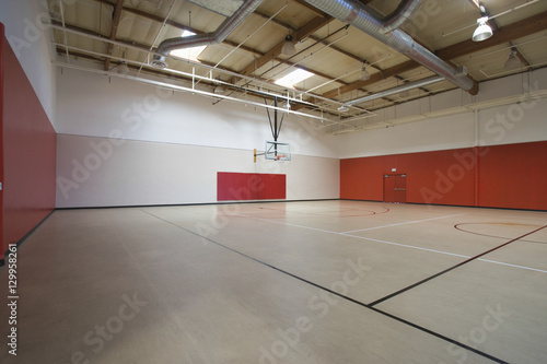 Obraz na plátně View of an empty basketball court at gymnasium