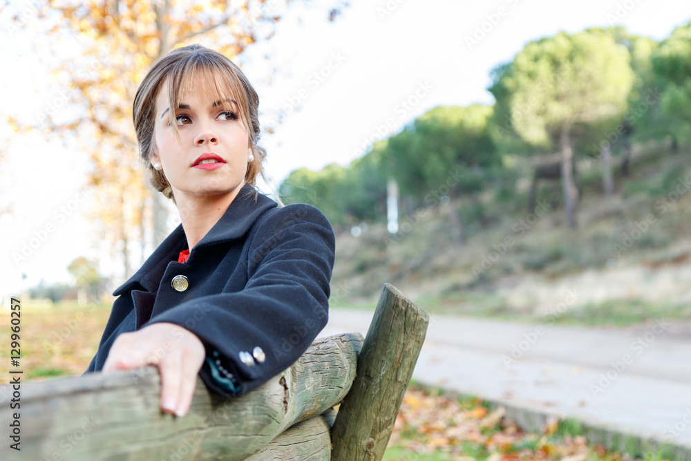 Fototapeta premium Modelo femenina en otoño