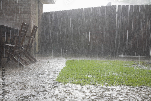 Fotografia View of heavy rains in backyard