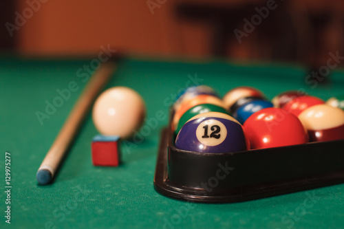 Obraz na plátně Billiard balls near by cue and chalk.