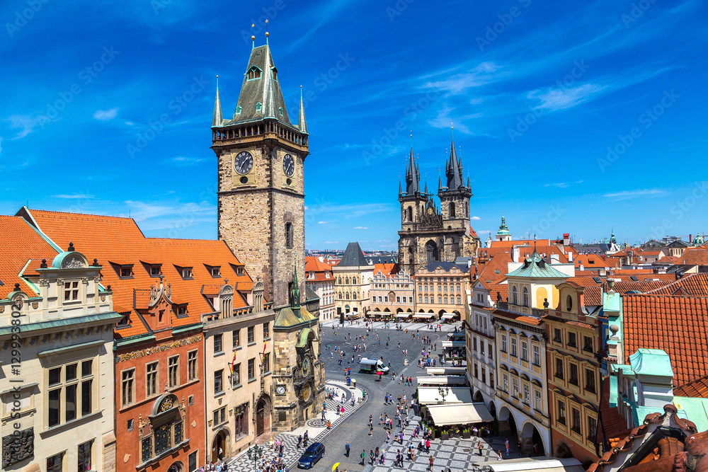 Naklejka premium Panoramiczny widok z lotu ptaka na Pragę