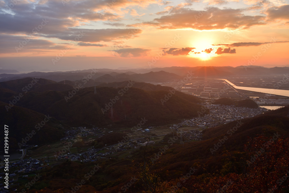 夕陽に照らされた金甲山ふもとの集落(2016年11月)