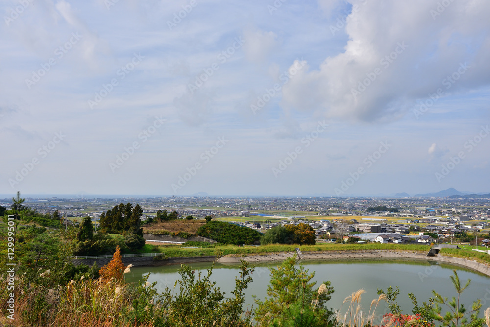 伊予灘SAから見た伊予の町並み(2016年12月) Photos Adobe Stock