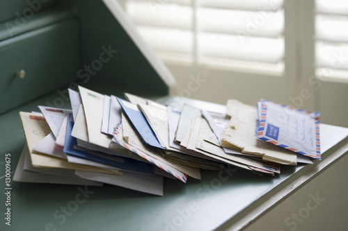 Foto Closeup of letters on writing desk at home