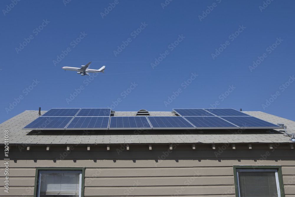 Φωτογραφία Aeroplane flying over rooftop with solar panels in Los Angeles, California