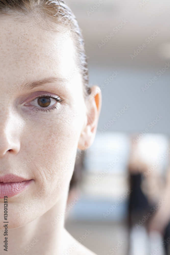 Φωτογραφία Closeup portrait of beautiful young woman in ballet rehearsal room