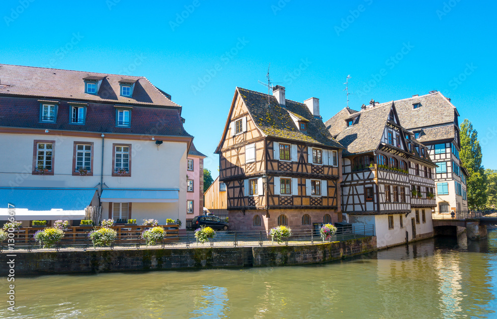 Obraz premium Tradycyjne domy w La Petite France, Strasburgu, Alzacji, Fran