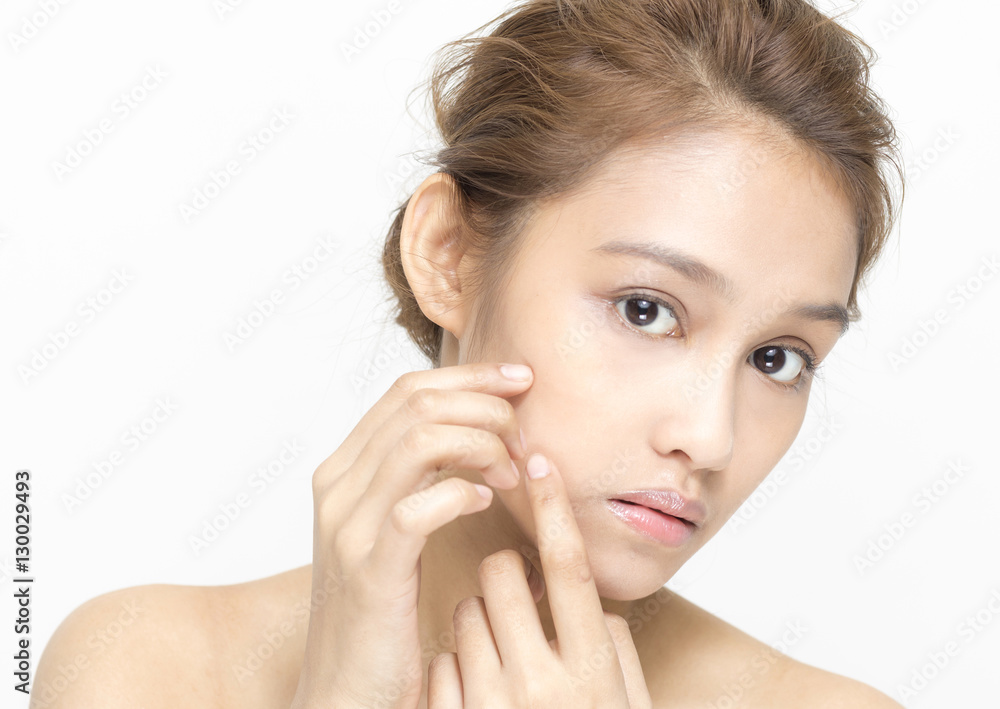 お肌をチェックする女性 お肌をチェックする女性