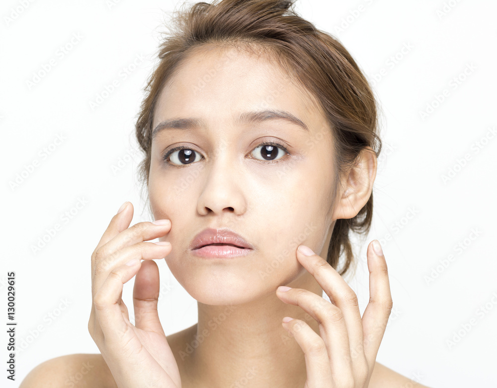 お肌をチェックする女性 お肌をチェックする女性