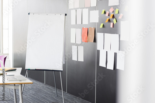Foto Flip chart by sticky notepapers on wall in office