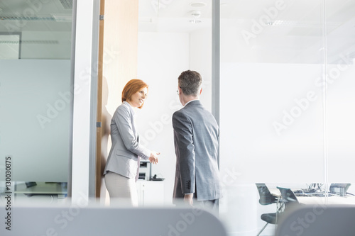 Φωτογραφία Business people entering into conference room