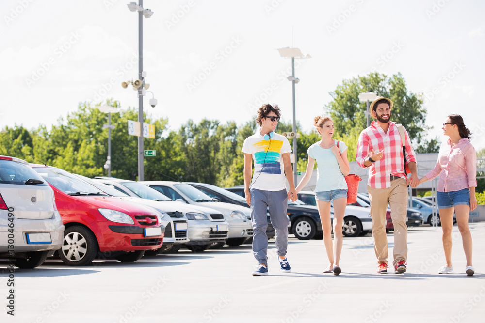 Obraz premium Happy friends walking on city street
