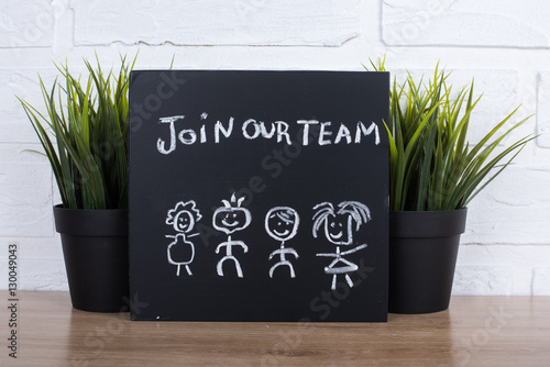 Φωτογραφία join our team text write on blackboard