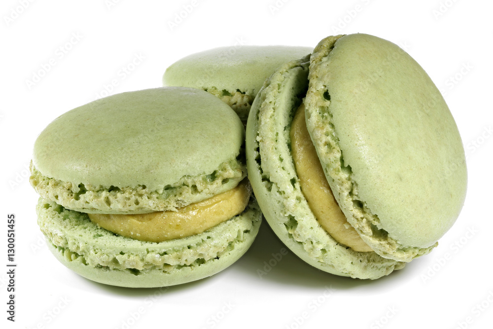 Macarons mit Pistaziengeschmack isoliert auf weißem Hintergrund Macarons mit Pistaziengeschmack isoliert auf weißem Hintergrund