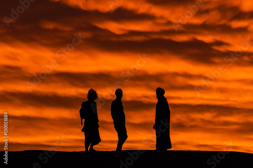 Begegnung in der Wüste bei Sonnenuntergang; Marokko