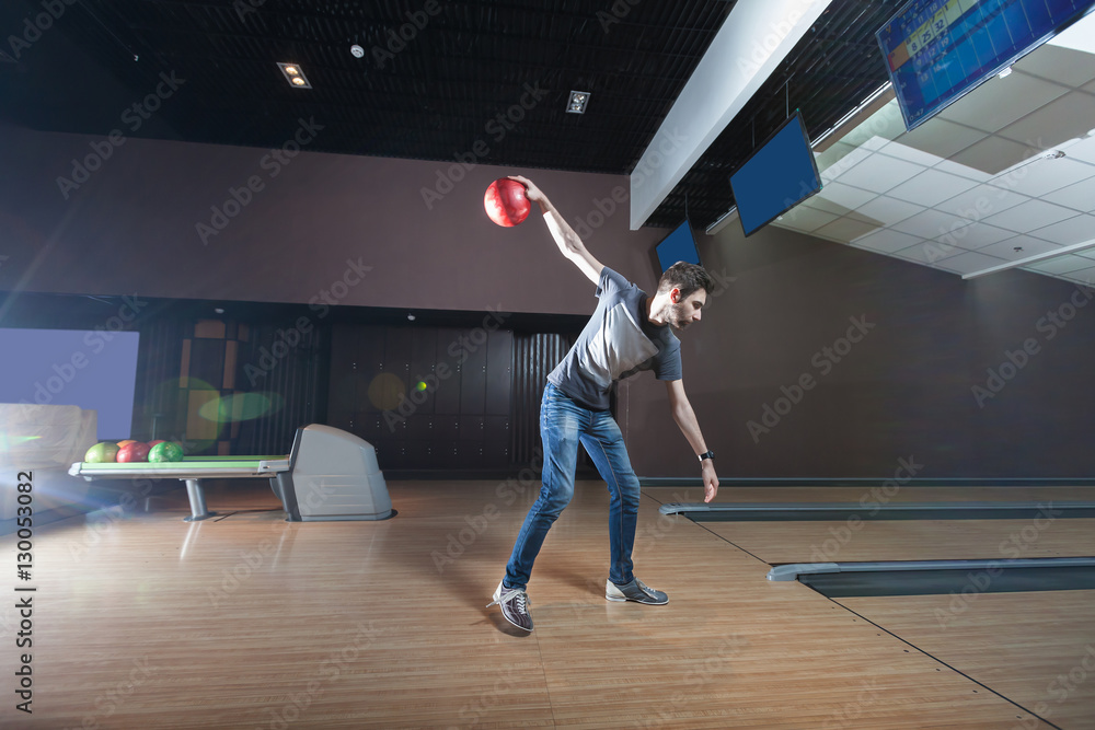 Fototapeta premium Man playing bowling
