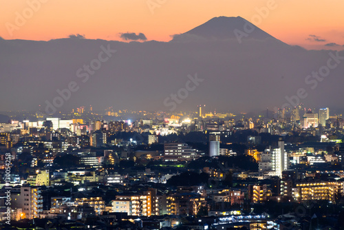 夕暮れの街と富士山