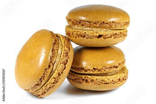 Macarons mit Kaffeegeschmack isoliert auf weißem Hintergrund