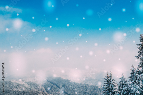 Горный ландшафт зимой. Рождественская открытка