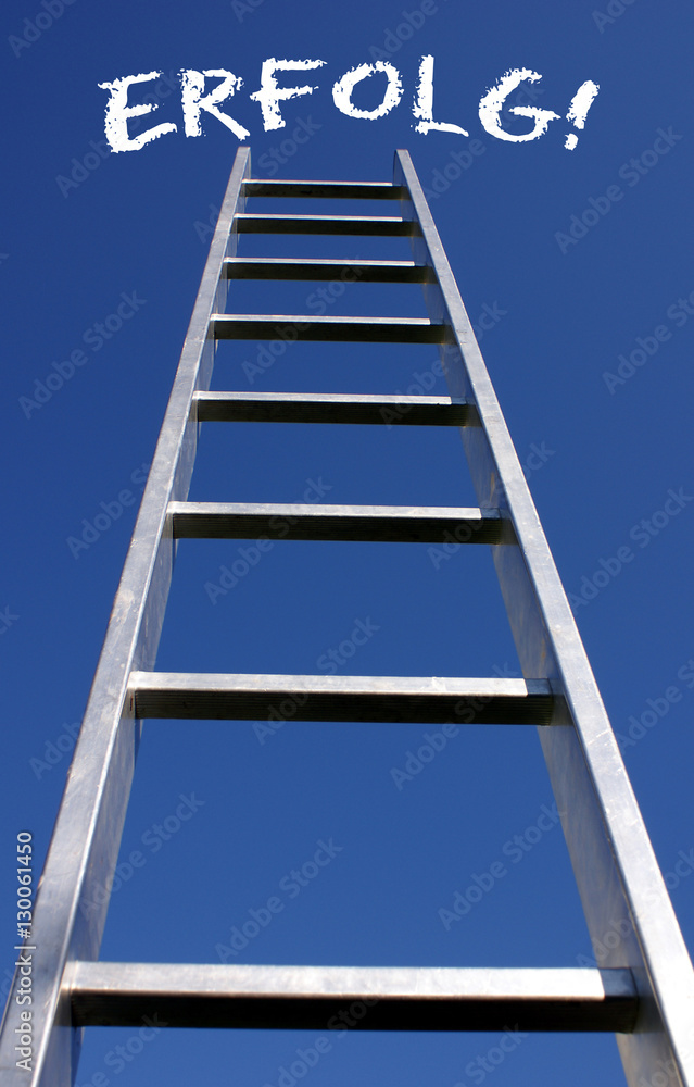 Erfolg!, Leiter vor blauem Himmel mit Schrift Erfolg!, Leiter vor blauem Himmel mit Schrift