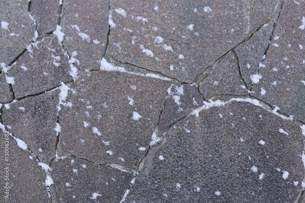 Obraz premium 石の壁に吹き付けた雪