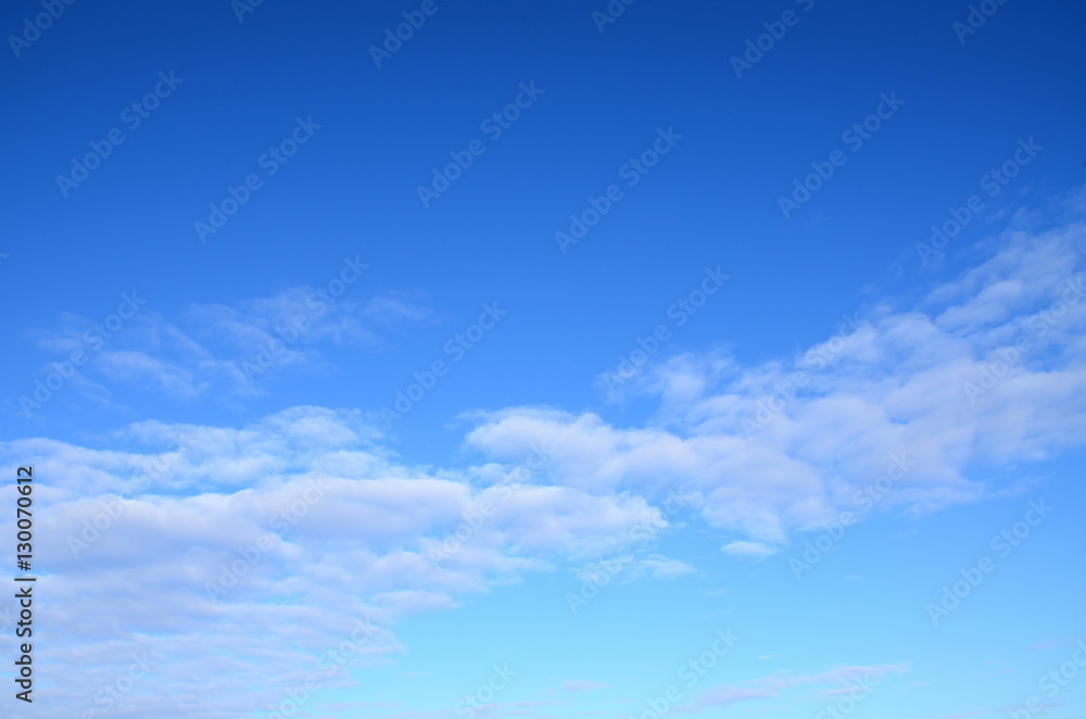 Fototapeta premium Błękitne niebo i chmury