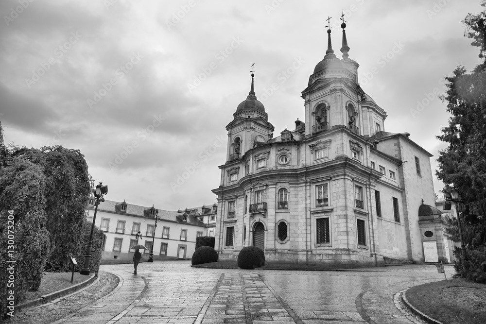 Man walking in the rain - Black and white