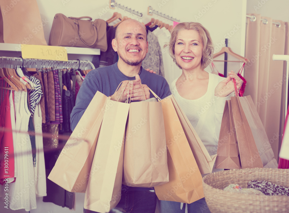 spouses carrying bags StockFoto Adobe Stock