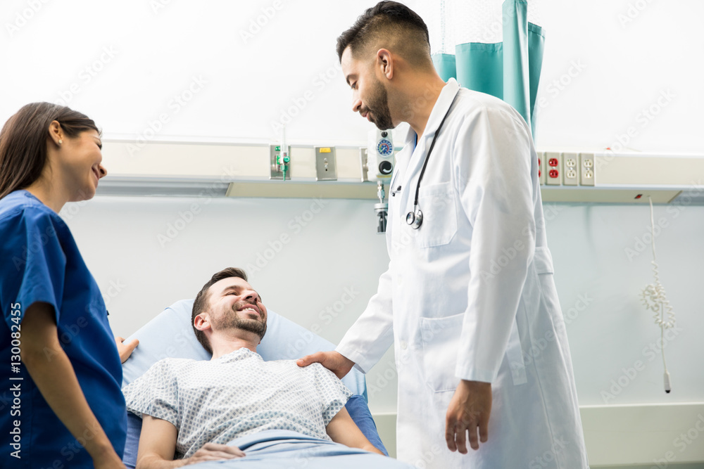 Obraz premium Recovering patient looking happy and grateful with his doctors