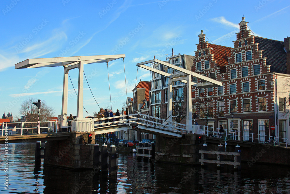 Pont levant sur un canal à Haarlem, Pays-Bas