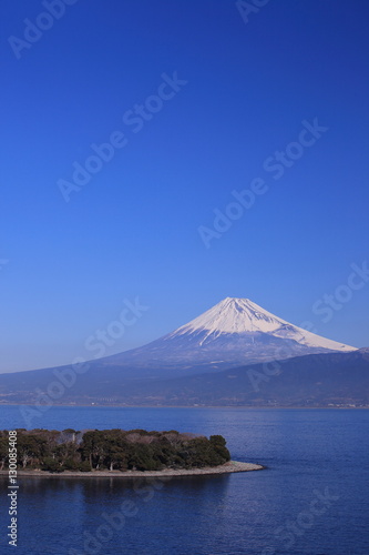 細長い岬と富士山